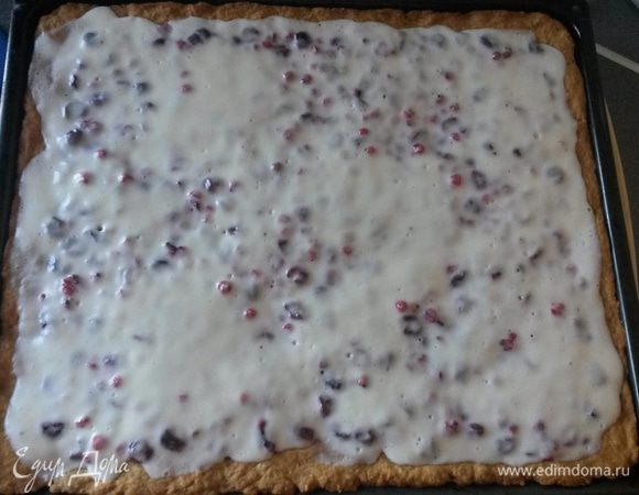 Вынуть из духовки горячий пирог и сразу же залить его приготовленной заливкой, все это сразу на балкон, там оно должно подзастыть, чтобы сметана схватилась и стала густоватой (часа 2-3), после переместить в холодильник.