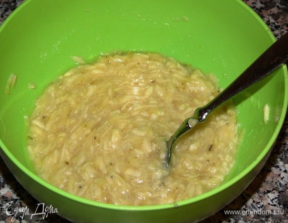 Масло, сахар, бананы (я натираю на терке) растереть до однородной массы.
Духовку включить разогреваться до 190 градусов. 