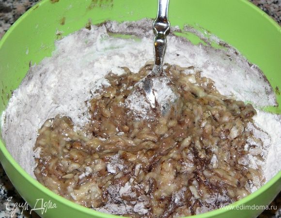 Отдельно смешать муку с разрыхлителем, какао и семечками, соединить обе массы и хорошо вымешать ложкой. 