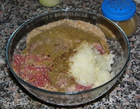 Добавить к фаршу лук, чеснок, молотые хлебные сухари, специи (у меня черный перец, кумин, молотый лавровый лист, тимьян, сухая мята) и соль. 