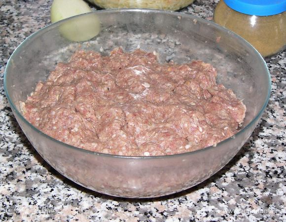 Хорошо, в течение нескольких минут, вымесить фарш. 