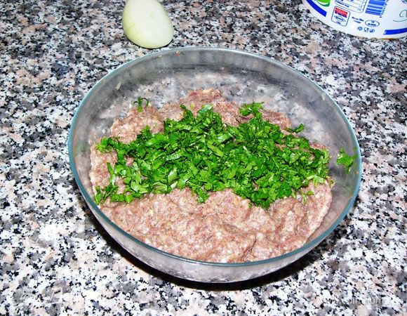 Вспомнила, что забыла добавить петрушку :) Еще раз вымесила. 

Если располагаете временем, дайте фаршу настояться в холодильнике в течение часа. 

