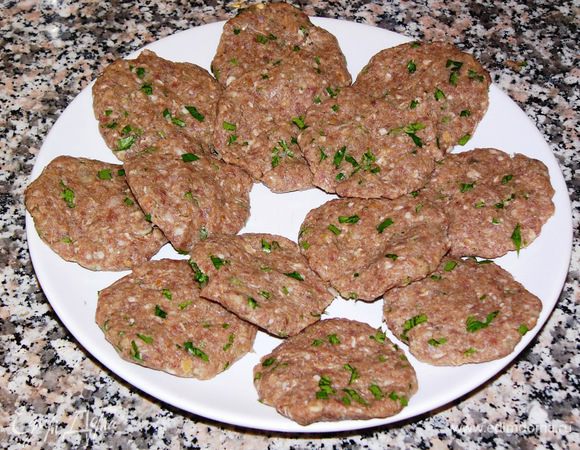 Подготовьте антипригарную сковороду, на которой будут обжариваться котлеты. 

Слепите из фарша круглые плоские котлеты, как для гамбургеров. 