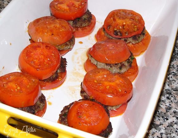 Накройте котлеты вторыми кружками помидор. 