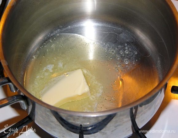 Для соуса Бешамель растопите в небольшой кастрюльке сливочное масло. 