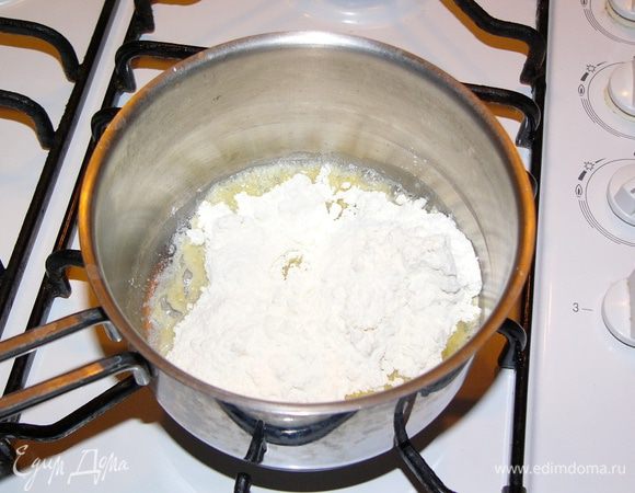 Добавьте 1,5 ст. л. муки и обжарьте 1-2 минуты. 