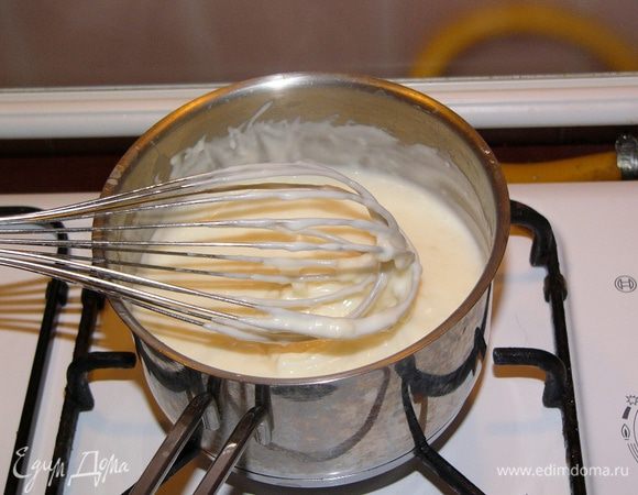 Варите соус до загустения, пока он не приобретет консистенцию густого киселя и не станет обволакивать венчик. Добавьте соль и перец и снимите соус с огня. 