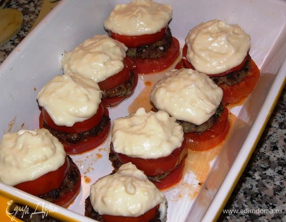 Ложкой выложите соус поверх помидорного гамбургера. 