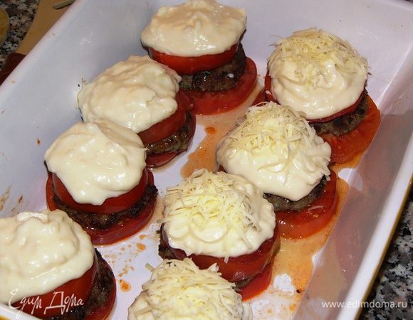 По желанию, посыпьте "шапочку" сыром. 