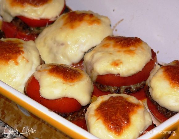 Запекайте блюдо в заранее разогретой духовке 15-20 минут (до зарумянивания).