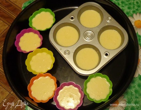 Для омлетиков растереть размягченное сливочное масло с солью, добавить по одному яйца, хорошенько взбивая их, потом влить молоко, добавить муку и еще раз все перемешать. Разлить тесто по формочкам на 2/3.