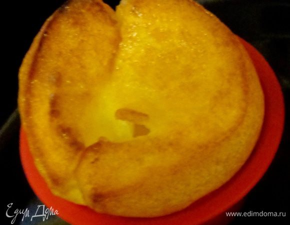 Печь при 180 градусах минут 15. Готовые омлетики сильно поднимутся. Подождать, пока они через пару минут опадут и сформируются "гнездышки".