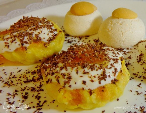 Готовые гнездышки наполнить любой начинкой. У меня — одна сладкая с крем-сыром, политым апельсиновым джемом.