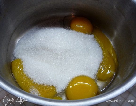 Отделяем белки от желтков.
В желтки добавляем сахар и щепотку соли.