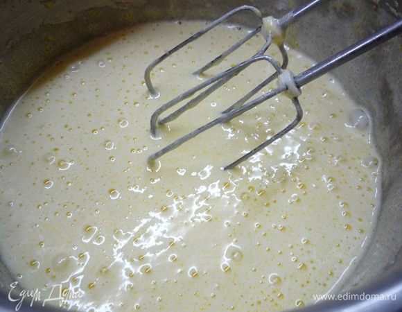 Хорошо взбиваем до консистенции белого крема.