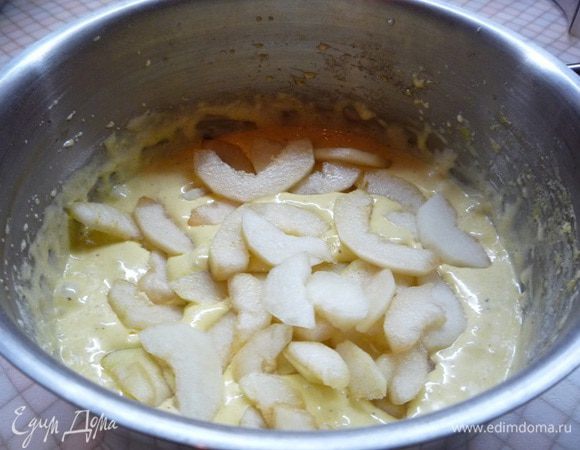 Смешиваем груши с желтковым кремом.