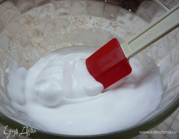 Белки взбиваем в устойчивую пену.