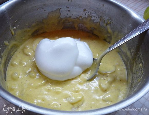 Аккуратно вмешиваем их в тесто.