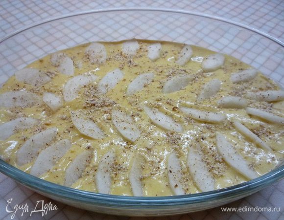 Аккуратно разравниваем, украшаем дольками груш и посыпаем измельченным фундуком.