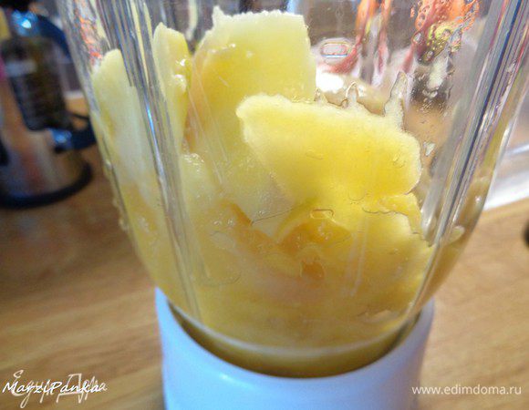 Спелое манго очистить от кожуры, вынуть косточку и порезать крупно. Отправить в блендер.