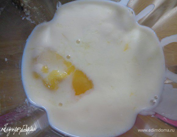 Добавить йогурт, молоко и мед.
Йогурт лучше брать пожирнее, можно греческий. Из обезжиренного получится молоко после взбивания.
Мед опционально. 