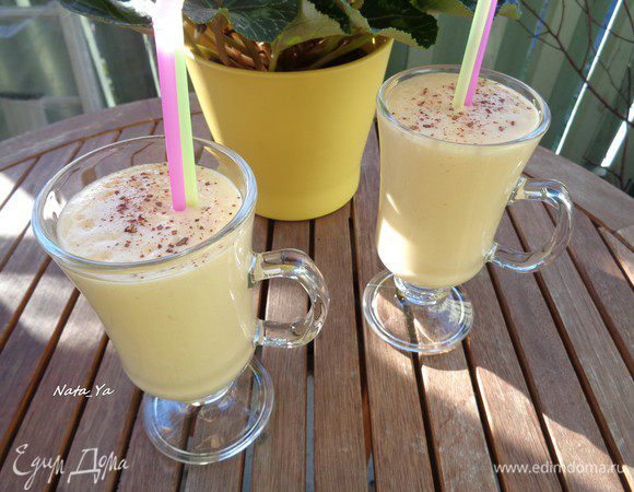 Разлить по стаканам. Сверху присыпать молотым кардамоном.
По желанию охладить перед подачей в холодильнике 15-20 минут. Мы пьем сразу :)

