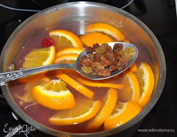 Отвар процедить, перелить в сотейник. Добавить вишню, порезанные на четвертинки кружочки апельсина и изюм. 
Нагреть, но не кипятить. 