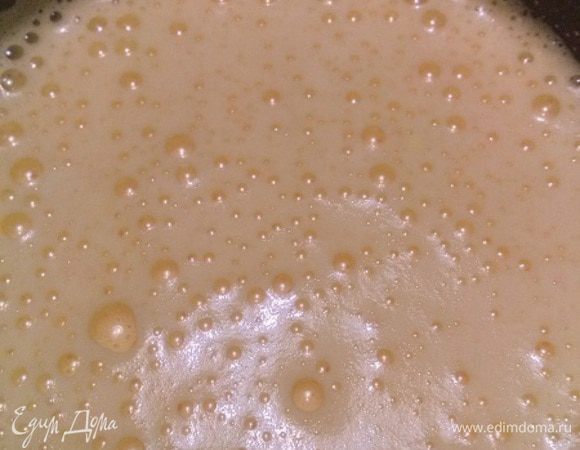 4 яйца и 1 белок взбить с сахаром и ванилином в густую устойчивую пену.
Добавить к творожной массе.