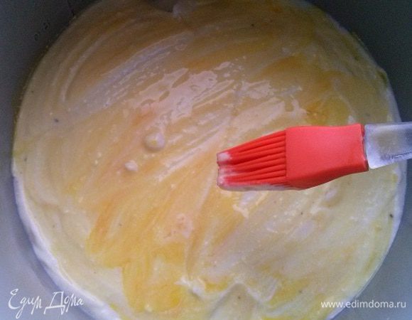 Чашу мультиварки смазать сливочным маслом или положить на дно силиконовый коврик. Аккуратно выливаем творожную смесь. Оставшимся желтком смазываем поверхность с помощью кулинарной кисти. Включаем режим "Запекание" на 30 минут при закрытой крышке. После звукового сигнала крышку не открываем еще минут 20-30. Проводим лопаткой вдоль стенок чаши и вынимаем запеканку с помощью чаши для варки на пару.