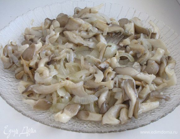 Выложить грибы с луком на блюдо и остудить.