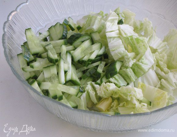 В это время нарезать пекинскую капусту полосками шириной 1 см, огурцы нарезать брусочками.