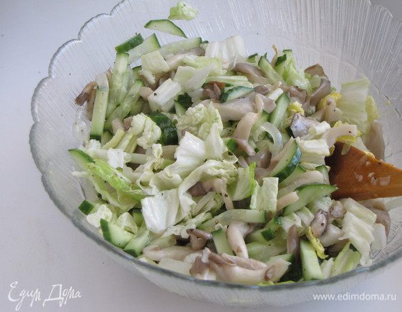 К огурцам  и капусте добавить вешенки, посолить и поперчить по вкусу, влить оставшееся масло, выдавить сок половины лимона. Все перемешать.