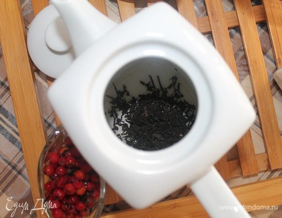 Ошпарить заварочный чайник кипятком. Всыпать заварку и положить ягоды рябины. Залить кипятком и заваривать 5-7 минут. Перед тем как разлить чай по чашкам, советую ложкой размять ягоды прямо в заварочном чайнике. Вкус чая будет намного богаче.