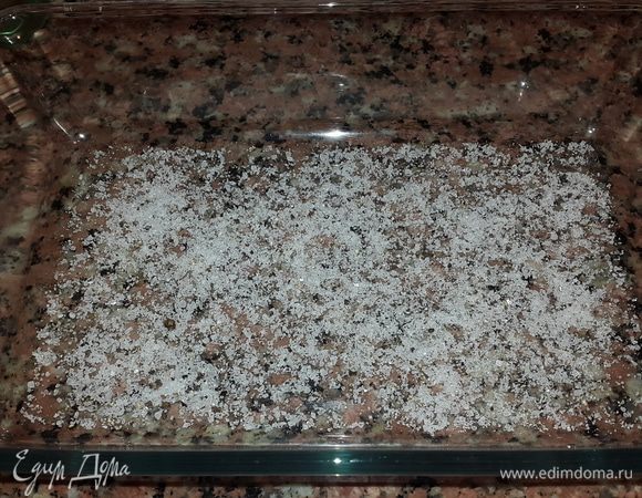 В стеклянную форму равномерно насыпать смесь соли, сахара и перца.