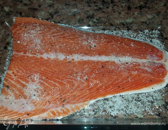 Выложить филе кожей вниз и посыпать оставшейся смесью.