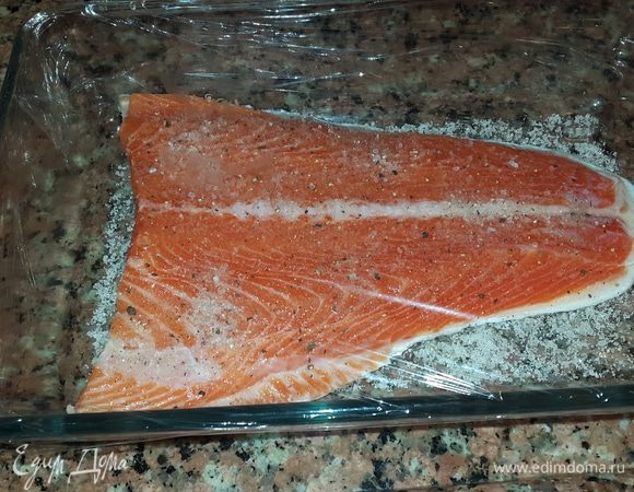 Накрыть плотно пищевой пленкой и отправить в холодильник на 12-14 часов.