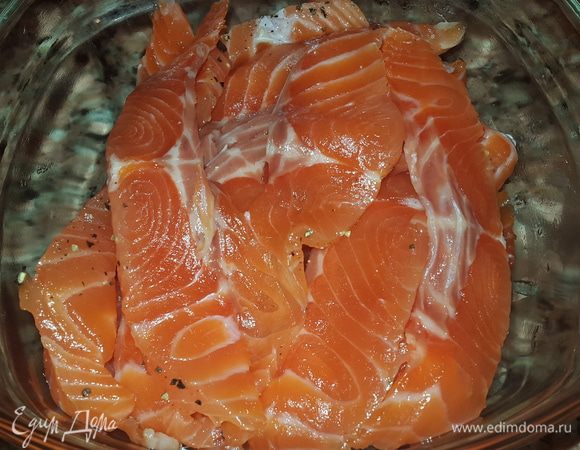 Слить жидкость, нарезать филе на тонкие ломтики. Готово! Хранить такую рыбку в холодильнике можно неделю. Сомневаюсь правда, что она там так надолго задержится :)