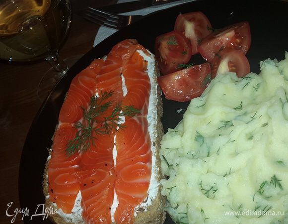 Для бутербродов:
Подсушить черный хлеб в духовке, намазать сыром маскарпоне (у меня лабне), выложить сверху ломтики лосося, украсить зеленью.
Я подавала на ужин с картофельным пюре. Также очень вкусны такие бутерброды со сладким чаем.

Приятного аппетита!