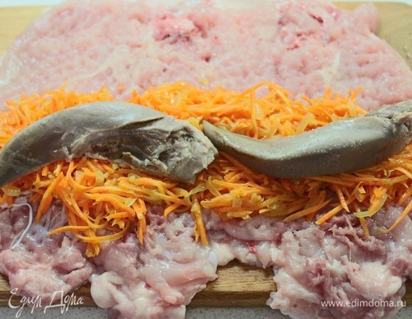 На тушку курицы уложите морковь по-корейски, затем языки.