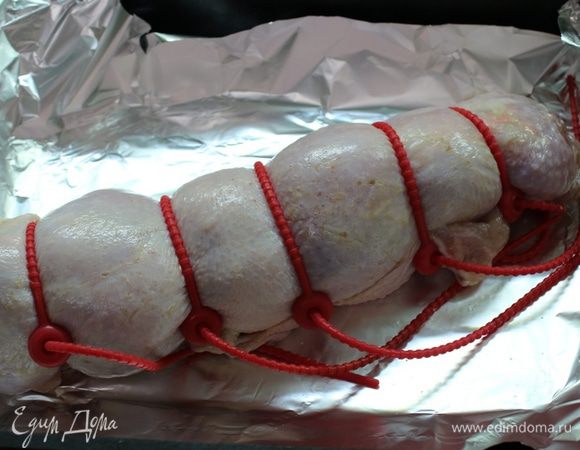 Аккуратно свернуть рулетом, зафиксировав жгутиками или бечевкой.