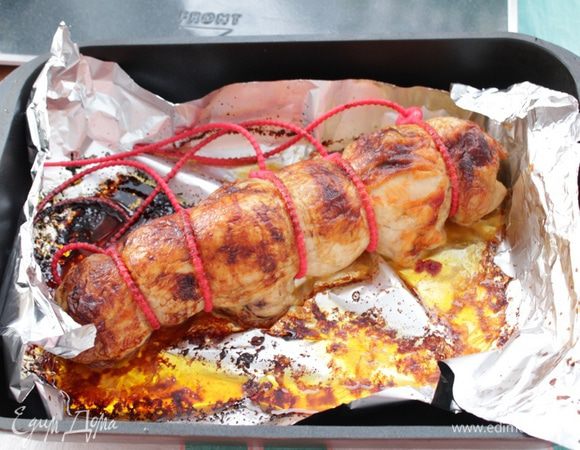 Поместите в форму или на противень, смажьте майонезом, смешанным с аджикой. Запекайте около 50 минут при 180–200°C.