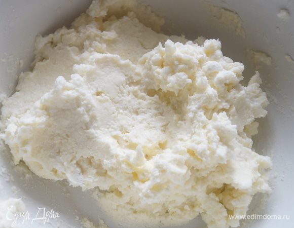 Размягченное сливочное масло растереть с сахаром. Добавить творог и соединить в одну массу.