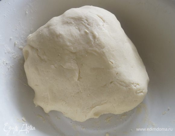 Муку смешать с разрыхлителем и небольшими порциями добавить в тесто. Замесить тесто, сформировать из него гладкий шар. Завернуть в пищевую пленку и убрать в холодильник на 30 минут.