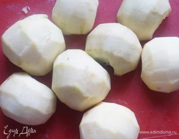 Яблоки вымыть, очистить от кожицы, разрезать пополам и очистить от сердцевины.