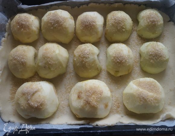 Поверх разложить яблоки, присыпать сахаром и корицей.
