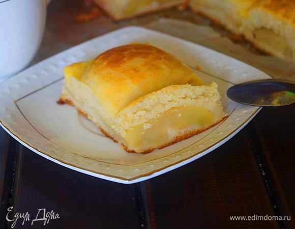 Выпекать в разогретой до 180 градусах духовке, около 50-60 минут. Подавать с чаем, можно добавить мороженное.