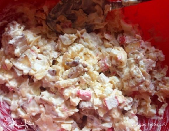 Смешать крекеры с тертым сыром, мелко нарезанными яйцами и крабовыми палочками. Заправить майонезом. Майонеза должно быть много, иначе торт не пропитается. Если надо досолить и поперчить.