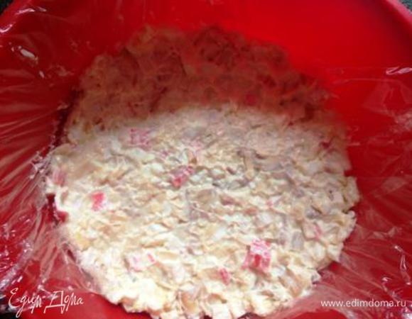 Форму выстелить пищевой пленкой, утрамбовать в нее салат и поставить в холодильник на несколько часов.