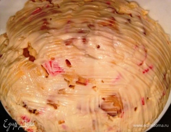 Вытащить салат, потянув за пленку, аккуратно перевернуть на тарелку и освободить от пленки. Сверху немного смазать майонезом и украсить по желанию.