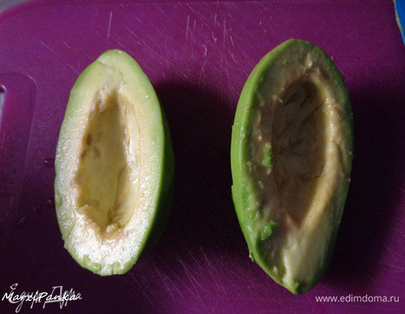 Разрезать пополам, вытащить косточку и очистить от кожуры.